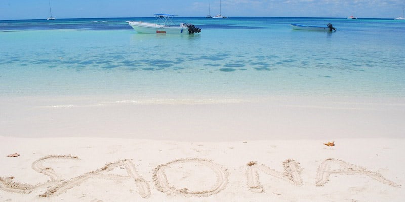 The word Saona written on the sand on the beach